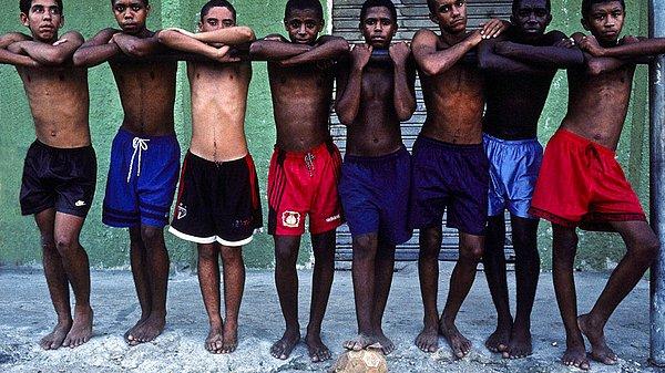 Rio de Janeiro'daki favelalardan Jacarezinho'da gençlerin çoğu günlerini futbol oynayarak geçiriyor.