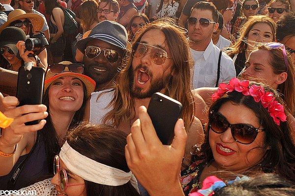 Jared Leto ve hayranları toplu selfie çektiler.