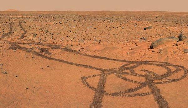16. Mars Rover isimli uzay aracı, yanlışlıkla Mars yüzeyine penis çizmiş. (2013)