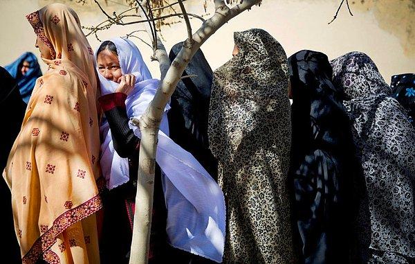 34. Afgan kadınlar, ülkenin ilk demokratik seçimleri için oy kuyruğunda. (2014)