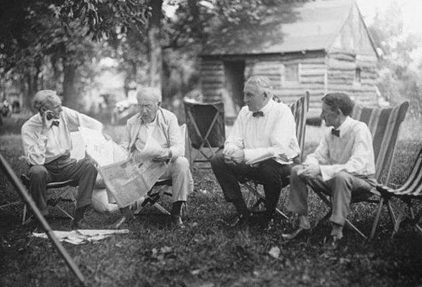 5. Henry Ford (Ford otomobilinden tanırız kendisini), Thomas Edison (elektrikli ampulü bulan abimiz), Warren G. Harding (29uncu ABD Başkanı) ve Harvey Samuel Firestone ( Firestone Tire oto lastiklerinin mucidi) birlikte takılırken