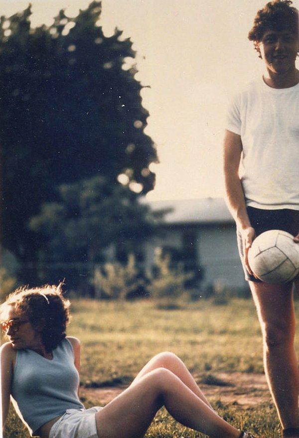 22. Bill Clinton & Hillary Clinton voleybol topuyla, 1975