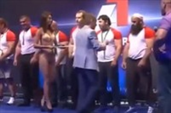 Bikinili Kız Görünce Takkesi ile Yüzünü Kapatan Bilek Güreşçisi