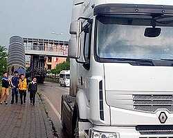 TIR Damperi Üst Geçitte Bıraktı!