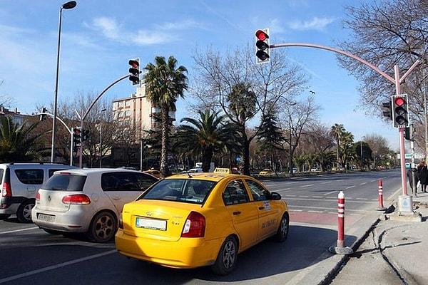 3.Ancak bir Türk trafik ışıkları kırmızıdan yeşile döndüğünde önündeki herkesi salak sanarak kornaya basabilir.