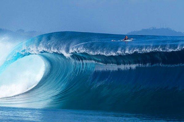 2. Sean Woolnough bir dalganın tepesinde yavaşça ilerliyor. Namotu Adası, Fiji