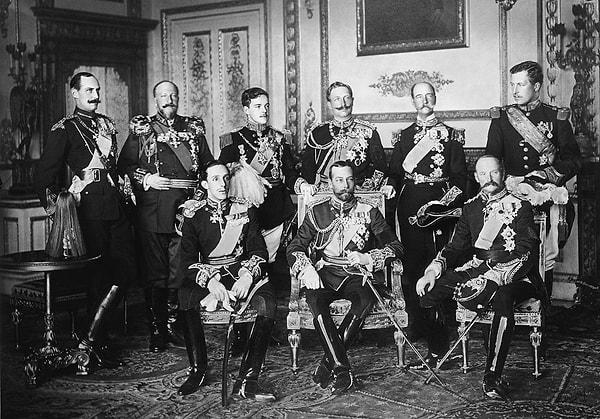 2. Savaşın başlamasından 4 yıl önce Avrupa'nın 9 egemen devletinin liderleri Kral VII. Edward'ın cenaze töreninde bu fotoğrafı çektiriyor