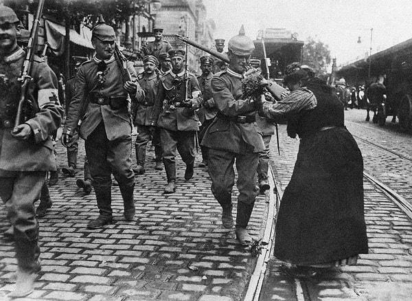 6. Prusya ordusundan askerler Ağustos 1914'te Berlin'den ayrılırken