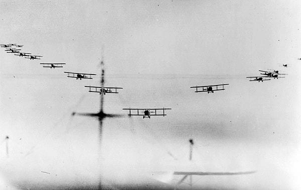 14. Bir uçaktan çekilmiş uçuş düzeni fotoğrafı, 1914-1918 arası