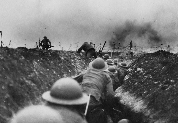 21. En önde İngiliz subayı, Alman siperlerine karşı birliğini hücuma kaldırıyor
