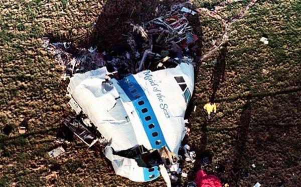 Kaddafi, 1988 yılında 270 kişinin ölümüne neden olan bir sivil uçağın patladığı Lockerbie Bombalaması'ndan sorumlu tutuldu.