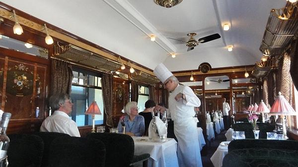 Bu şık tren 1920'ler ve 1930'lardan kalma vagonları kullanmaktadır. Tren rafine edilmiş Fransız mutfağı ve ünlü Orient ekpresine çağırışıp yapan şık ambiyansı ile ünlüdür