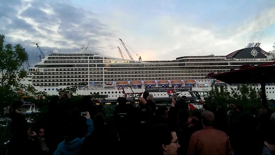 Gemi Sireniyle 'Seven Nation Army' Çalmak