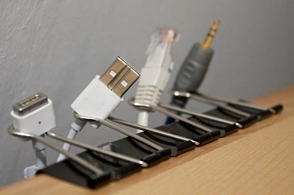 2-Kağıt klipslerini kullanarak kabloları düzenleyin.