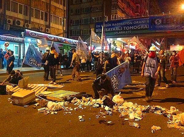 20:36 | Kızılay'da göstericiler yeniden barikat kuruyor