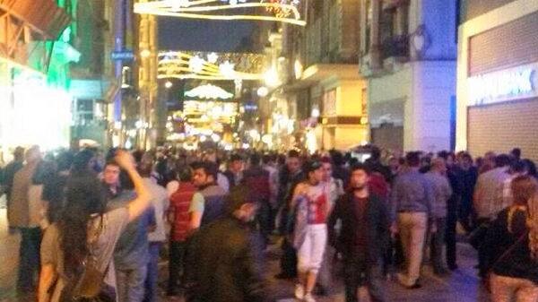 20:49 | Polis müdahalesinden sonra gruplar yeniden İstiklal Caddesinde toplanıyor
