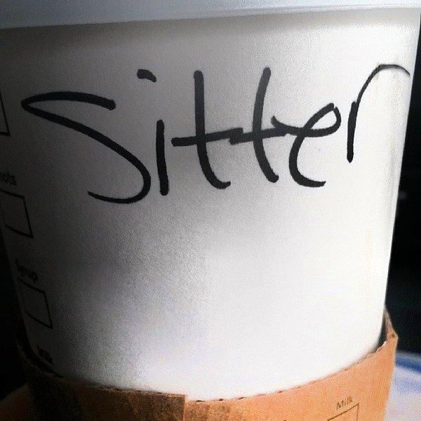 7. Starbucks'ta her zaman ama her zaman yanlış yazılan isminizle artık eğlenmeyi öğrenmişsinizdir.