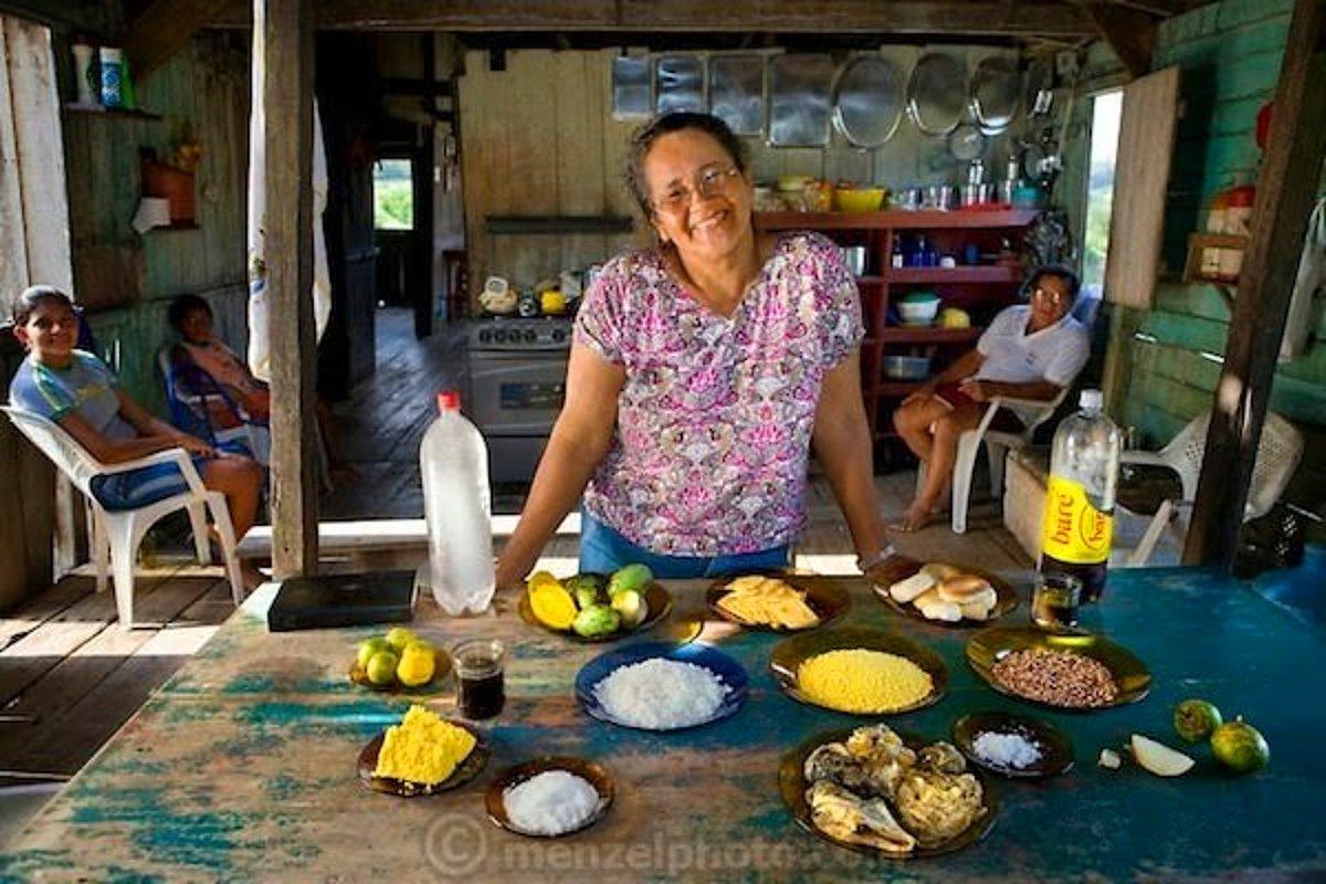 Где едят люди в доме. Что едят в Бразилии фото. Дома обычные в разных странах. Люди едят бразильские блюда. Что едят обычные люди.