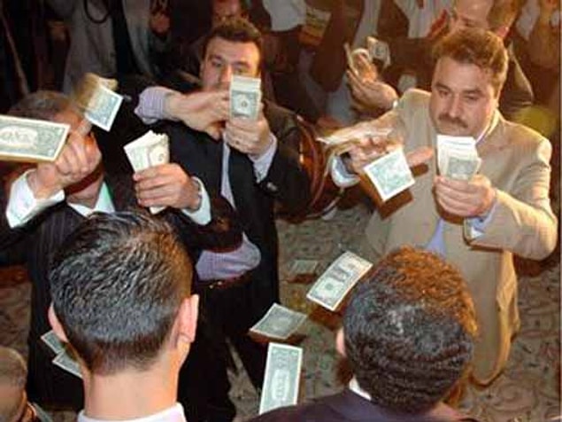 4-) Elindeki sazı-davulu bırakıp yerdeki paraları toplamaya yeltenen düğün sanatçısı.
