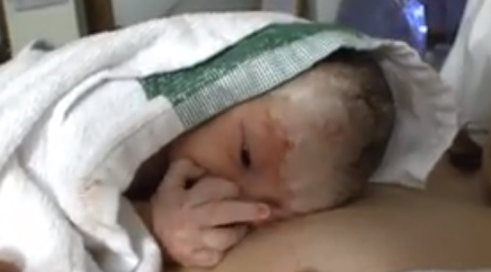 Doğar Doğmaz Babasına El Hareketi Çeken Bebek