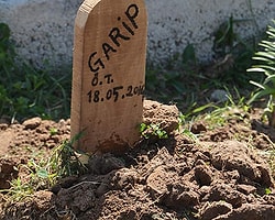 Mezar Tahtasına 'Garip' Yazıldı