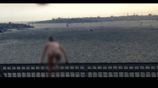 Boğaziçi Köprüsü'nden Çırılçıplak Atladı