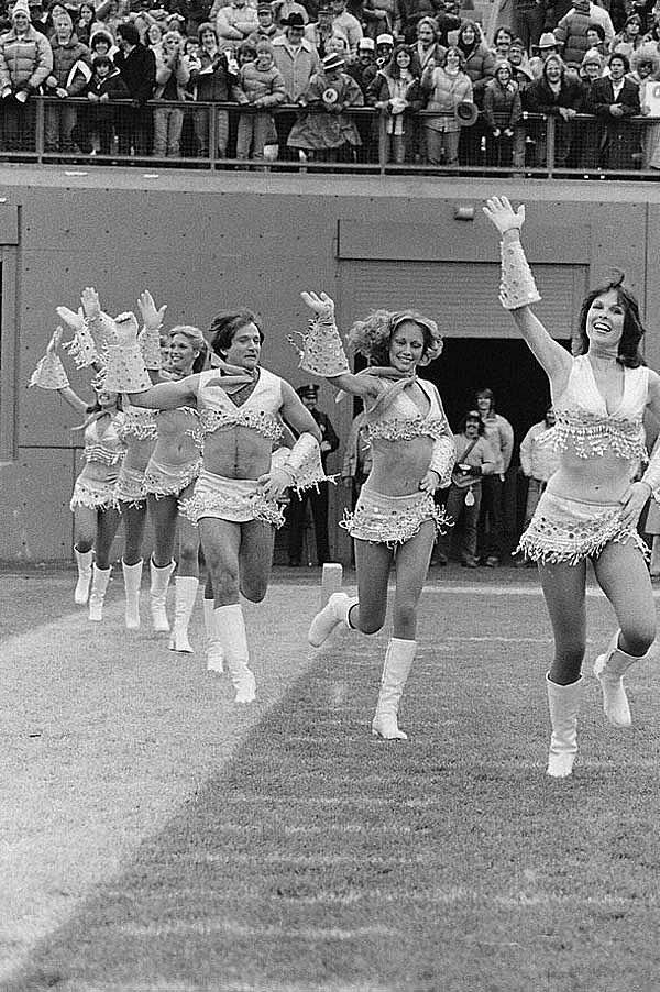 7. Robin Williams amigo kızlar ile sahaya çıkıyor... (1980)