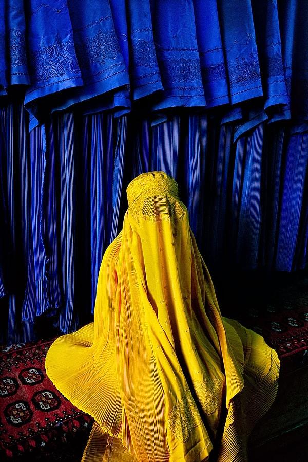 1. ‘Sarı burkalı kadın’, 2002.