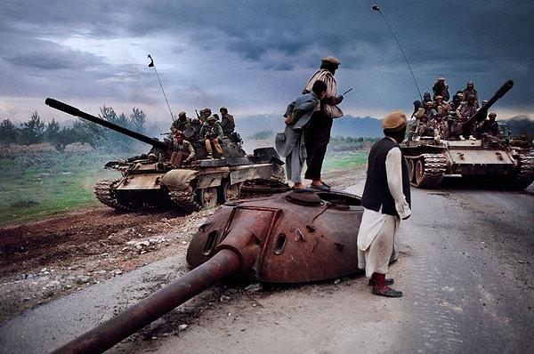 18. ‘Yanlarından geçen tankları izleyen adamlar’, 1992.