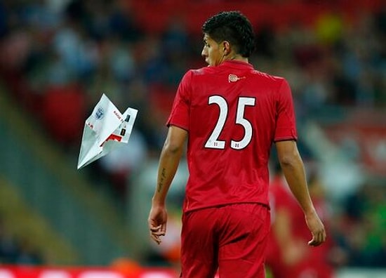 İnsanlık Tarihinin En İyi Kağıt Uçağıyla Tribünden Futbolcu Vurmak