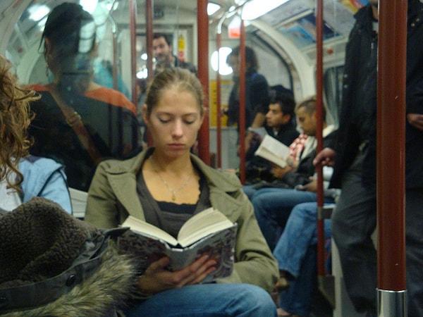 20- Metroda herkesin, gideceği mesafe bir durak bile olsa, kitap okuması.. Zaten metroda kitap okumayan birisi varsa büyük ihtimal Türk’tür..