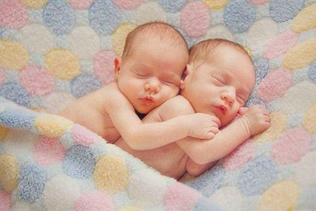 Annelerin göğsü bebeklerinin sıcaklıklarına göre kendi ısısını ayarlayabilmektedir. Anne ikiz bebek beklediğinde ise her bir göğüs kendi tarafındaki bebeğin sıcaklığına göre kendini ayarlar.