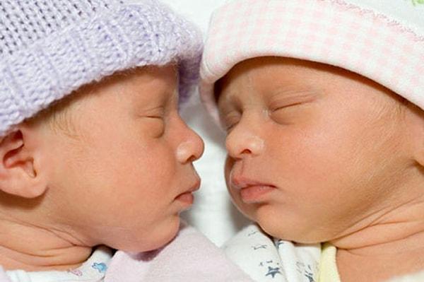 30 yıl öncesine göre ikiz bebeklere sahip olmak çok daha olasılıklı! Araştırmalara göre ikiz bebek doğurma oranı 1980'lere göre yüzde 76 arttı.