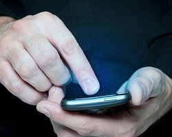 Bu Ülkede SMS Göndermek Yasaklandı...