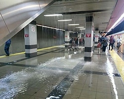 Ankaralılar Metroda Şemsiye Açtı!