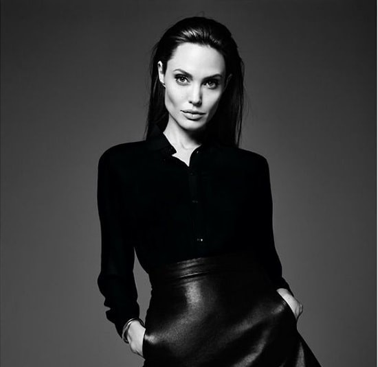 Angelina Jolie'nin Giydiği En Etkileyici 10 Siyah Tasarım