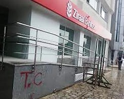 Ali Babacan, T.C. ibaresinin Ziraat Bankası’ndan kaldırılmadığını, “ticari işletme isminin müşteri belleğinde uzun süre kalması ve unutulmaması için uzun olan ticari unvanlarını amblem ve logolarında kısaltarak kullanıldığını” savundu.
