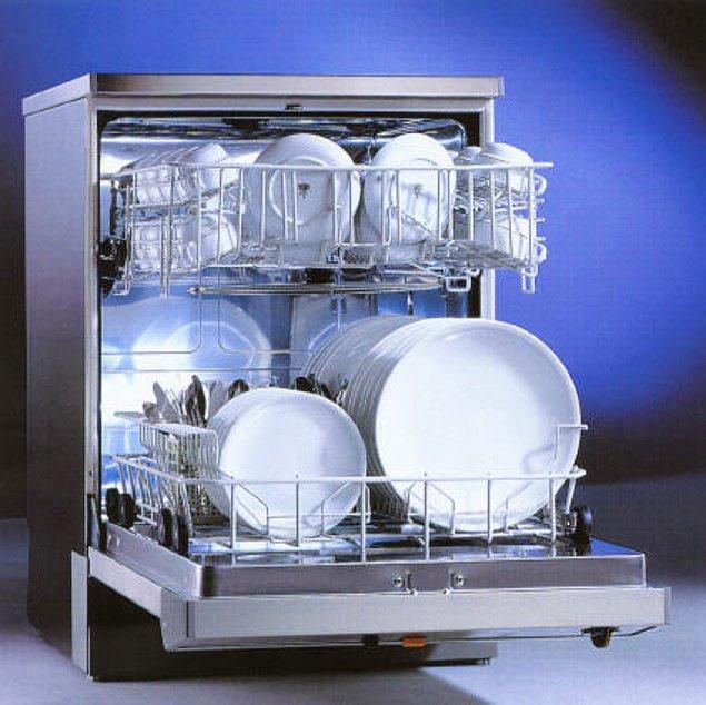 28-Bulaşık makinesine her yıkamada 2 ons (56.6 gram) %3’lük hidrojen peroksit koyarak bulaşıklarınızı sterilize edebilirsiniz.