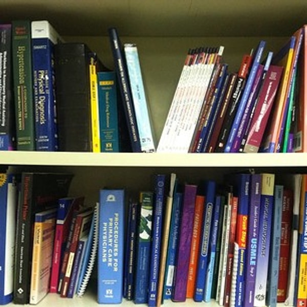 4. Maalesef kütüphanenizde romandan ve kültürel bilgi içerikli kitaplardan çok tıbbi ansiklopediler, medicanalar falan yer alıyor.