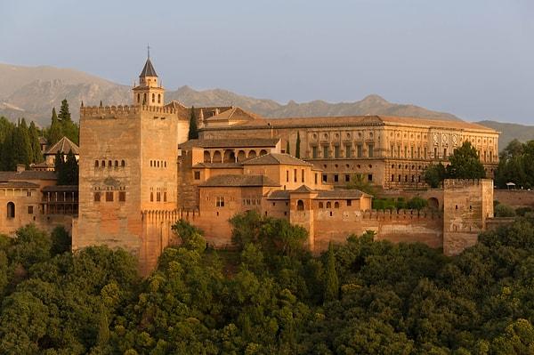 4. "Granada, İspanya'da bulunan Alhambra Sarayı. Özellikle de akşamları bütün o ışıklarla inanılmaz güzel!"