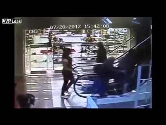 Yürüyen Merdivene Kapılıp Uçan Teyze - Yürüyen Merdiven Sörfü