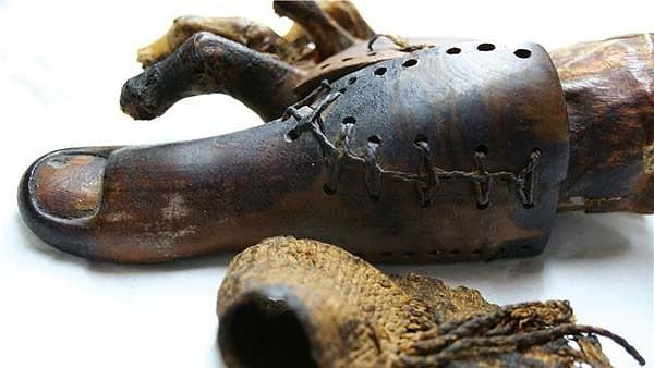 10. Thebes Nekropolü'nde bulunan ayak baş parmağı protezi