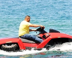Hem Denizde Hem Karada Gidiyor