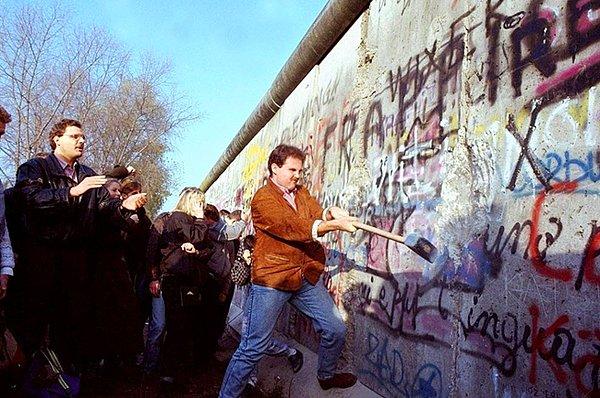 Berlin Duvarı'nın yıkılması ise Avrupa'daki komünist yönetimin yıkılışını simgeleyen ve Almanya'nın yeniden birleşmesi ile sonuçlanan tarihin en önemli dönük noktalarından birisiydi.