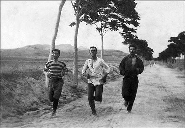 34. İlk modern Olimpiyat Oyunları sırasında maraton koşucuları. Atina, Yunanistan-1896.