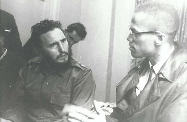 36. Fidel Castro ve Malcolm X politika ve aile yaşamı hakkında konuşurken-1960