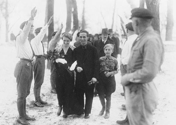 38. Hitler, Joseph Goebbels'in düğününde.