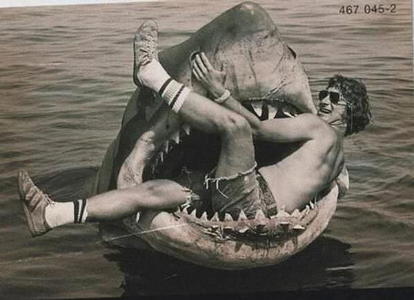 55. Steven Spielberg JAWS filminde kullanılan mekanik köpek balığının içindeyken.
