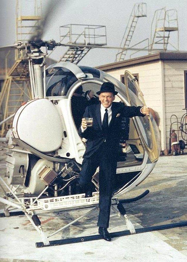5. Elinde viskisi ile helikopterden inen Frank Sinatra