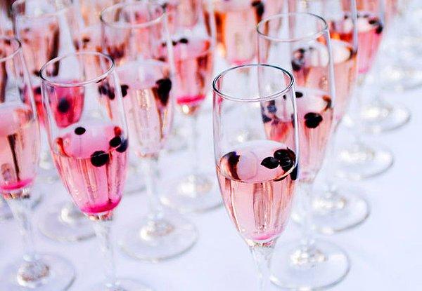4. Meyvelerle renklendirilmiş şampanyalar ikram edin.